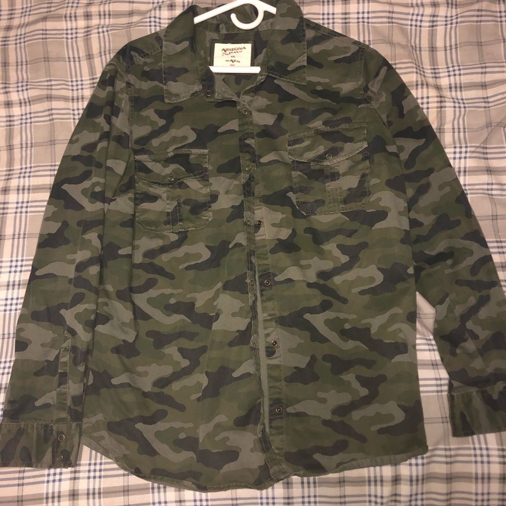 VERY CUTE CAMO BUTTON UP!!